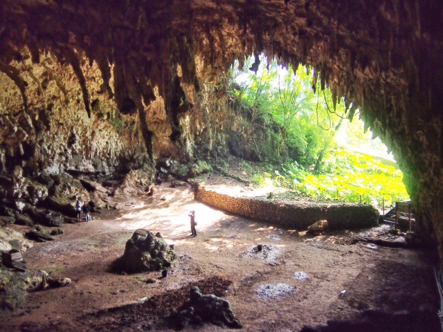 Full Day Hobbit Cave Tour Flores